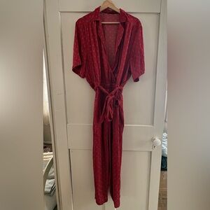 Silky jumpsuit with short sleeves